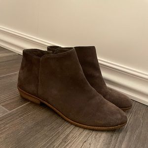 Taupe Suede Gianni Bini Booties Sz 8